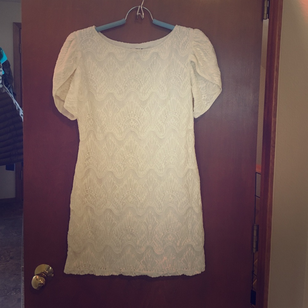 Flattering White/light cream Lace Dress